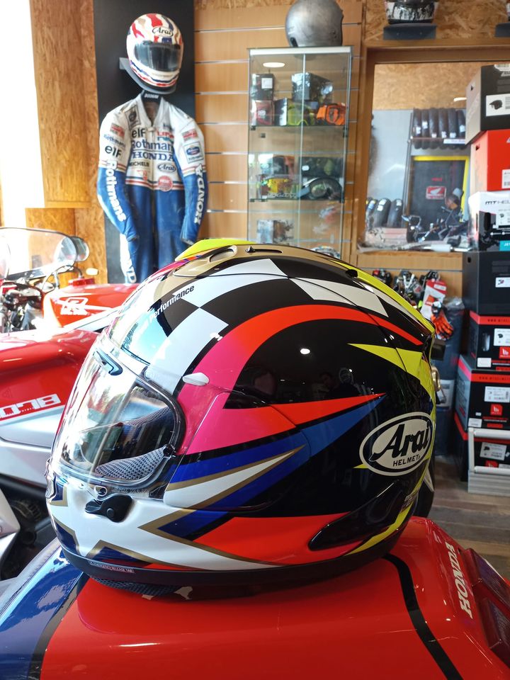 Nouveau casque Schwantz #34 plusieurs modèles de casque ARAI disponibles sur commande au magasin.